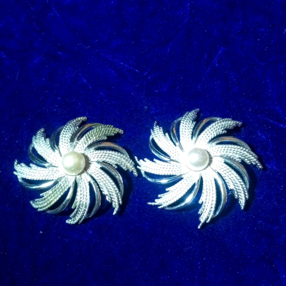 Q-1 lot 1970's Sara Cov. Silver toned Starburst 2- brooches